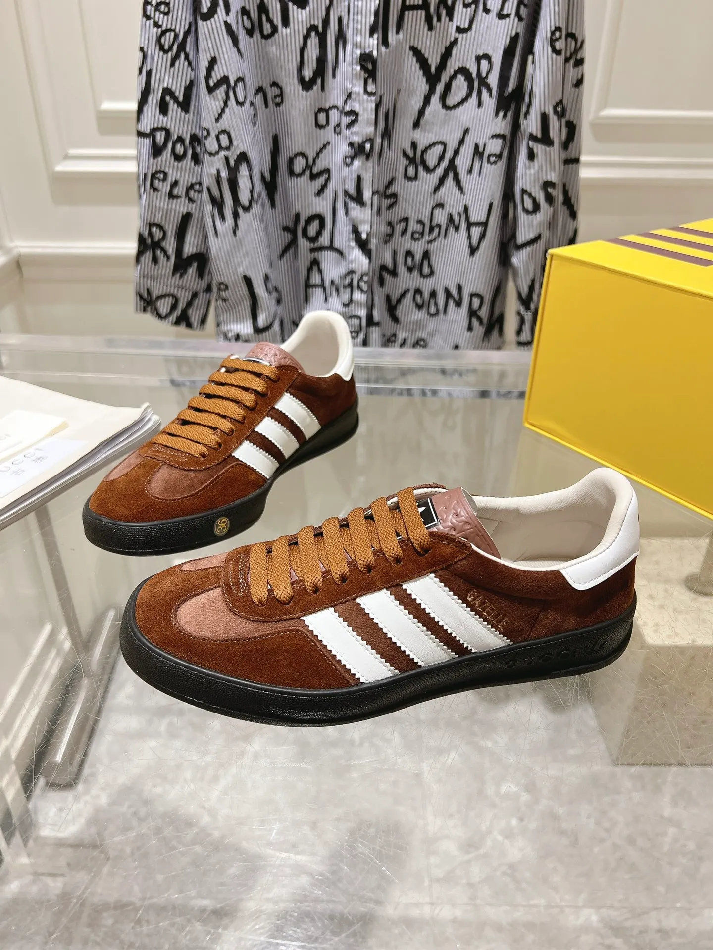 👟👟Ex-factory price 520👟👟Gucci&adidas joint limited edition couple's sneakers. A super nice joint casual sneaker with rich and bold colors! It showed everyone a completely different charm from the past! Combining retro style and youthful sports style to create a new aesthetic! Vitality yet stylish at the same time! ! Upper - made of cowhide, cowhide, cloth. Lining - sheepskin lining for foot pads. Sole - original open-molded beef tendon non-slip and wear-resistant outsole. Size: 35-47 (couple style)